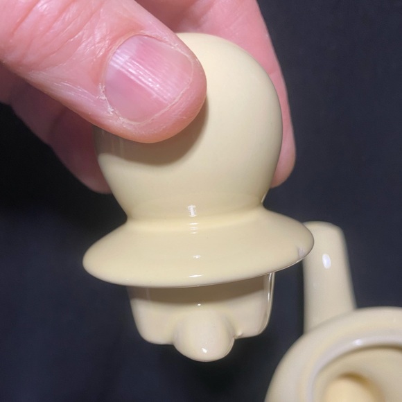 Teapot Retro vintage, cheeky, dancing, butter yellow teapot - Picture 9 of 16